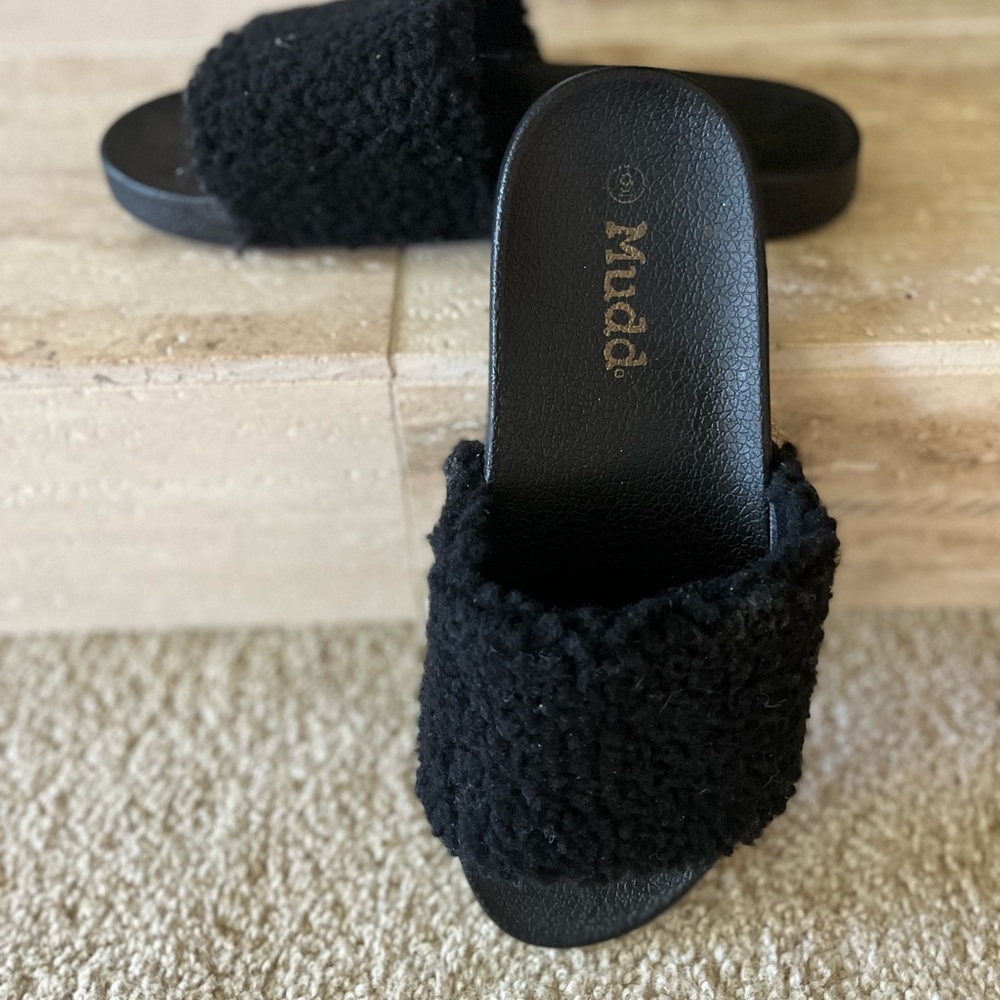 Womens Mudd Fuzzy Slides - Like new
